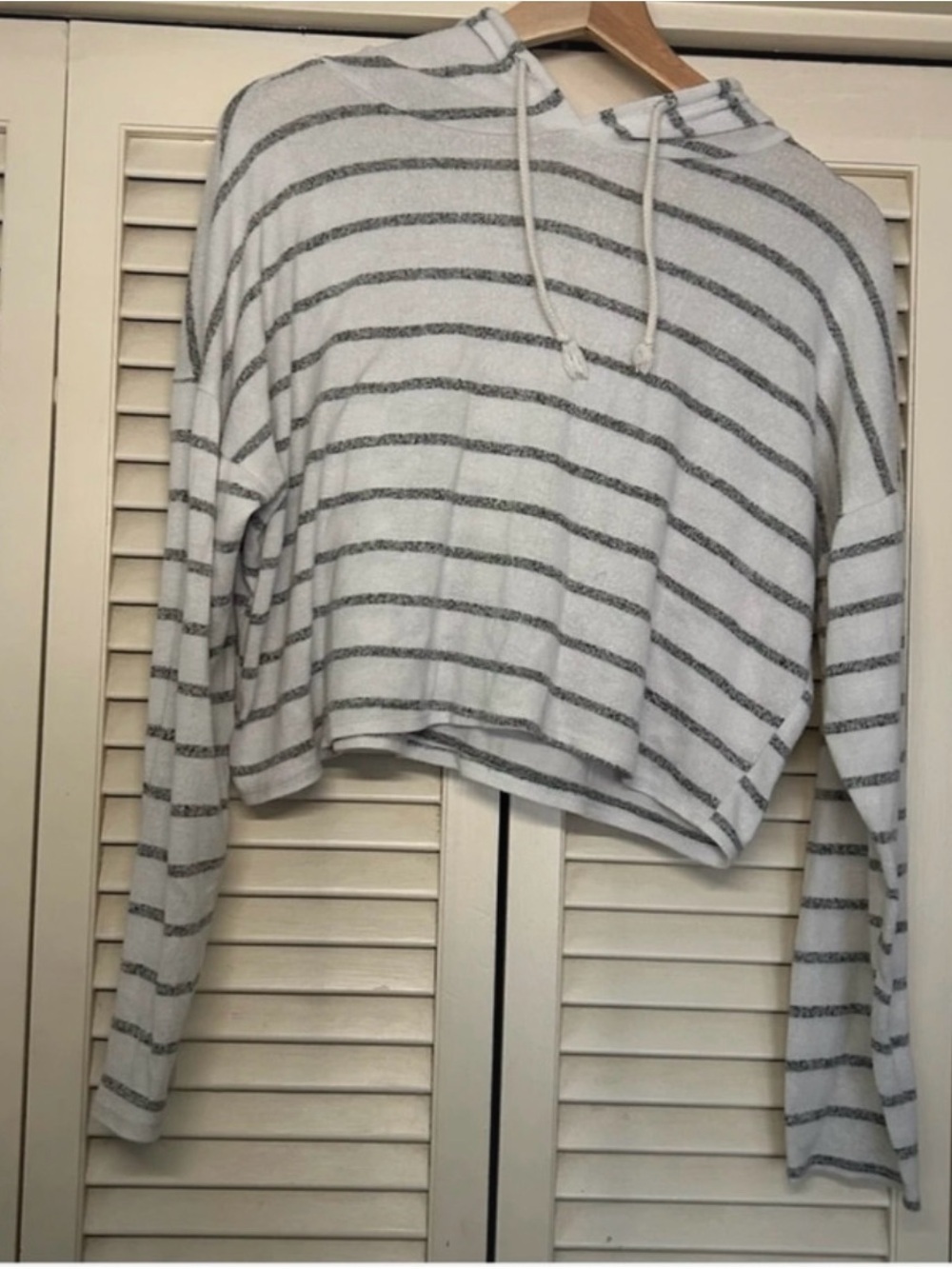 Striped Cropped Hooded Pullover - White & Gray